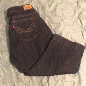 ❤️ (39) Ladies Levi’s 545 capris, very unique and in wonderful condition. Size 6